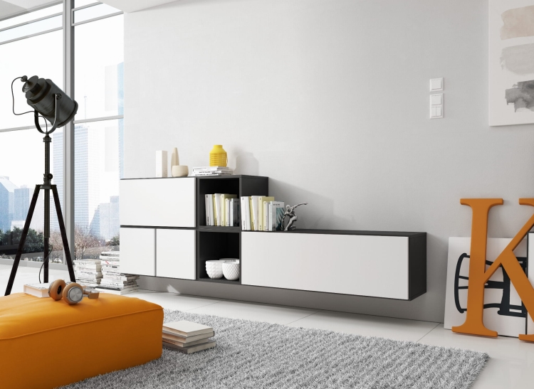 Minimalistyczne meble ścienne z miejscem na sprzęt i dodatki.