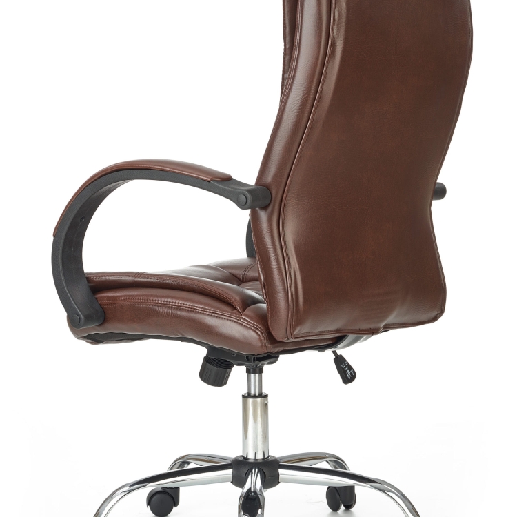 Fotel obrotowy RELAX brązowy jako wygodne krzesło do domowego biura.