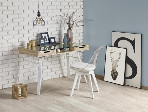 Biurko młodzieżowe w stylu skandynawskim z wygodnym blatem.