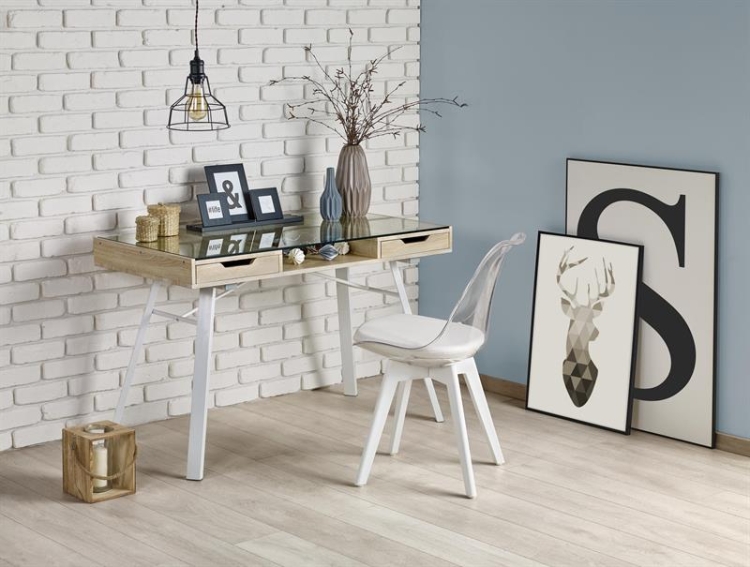Biurko młodzieżowe w stylu skandynawskim z wygodnym blatem.