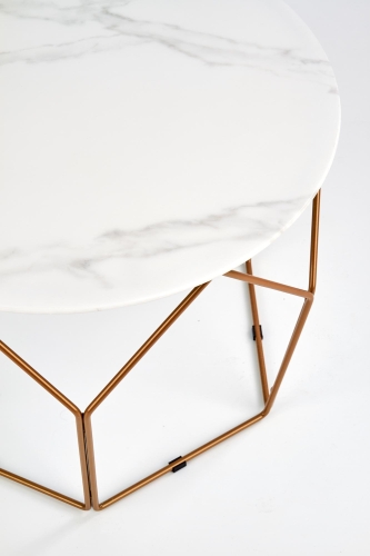 Stolik marmurowy biały z designerską podstawą w kolorze złotym do eleganckiego wnętrza.