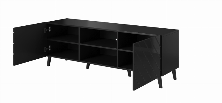 Czarna szafka RTV nowoczesna z połyskiem i otwartą wnęką.