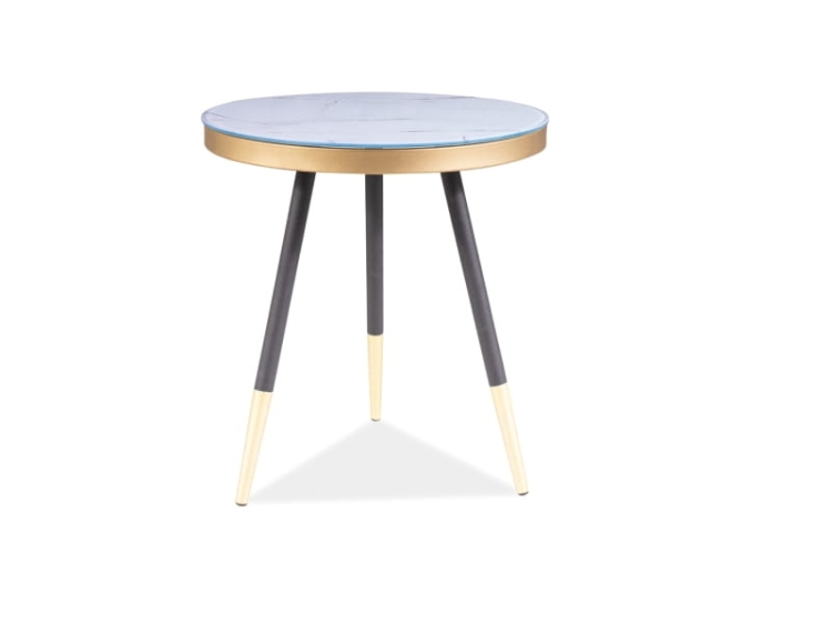 Stolik kawowy złoty prezentuje elegancki model z blatem w efekcie marmuru i smukłymi metalowymi nogami idealny do salonu glamour.