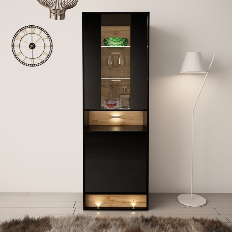 Witryna do salonu czarna przeszklona, funkcjonalna i elegancka.