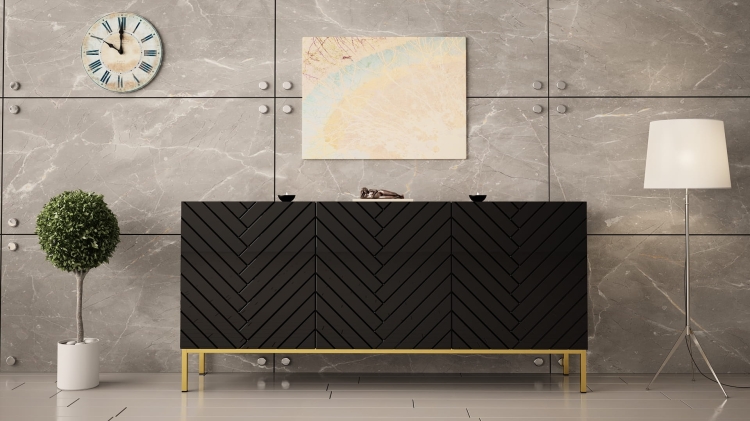 Czarna komoda w połysku z frezowanymi frontami jodełka, na złotym stelażu.