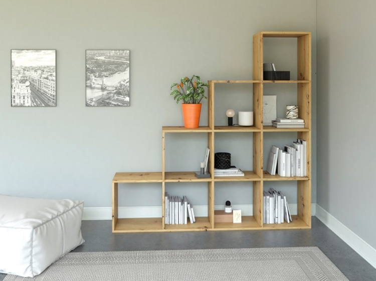 Komorowy regał drewniany do salonu z miejscem na książki i rośliny.