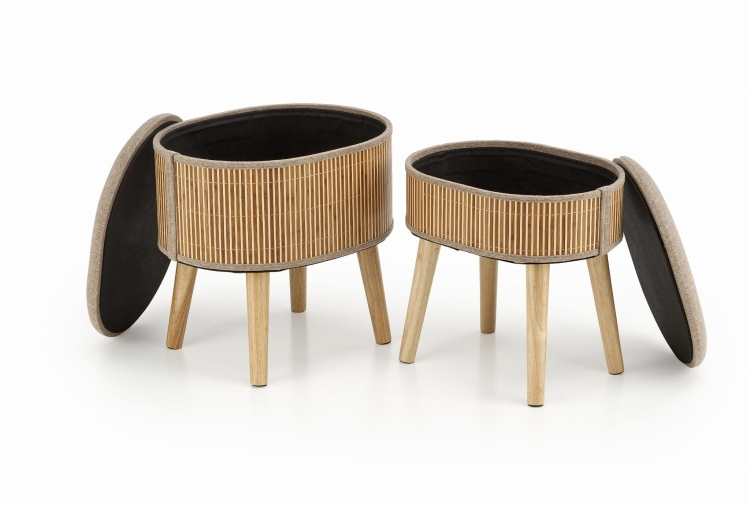 Pufy ze schowkiem tapicerowane z drewnianymi nogami.