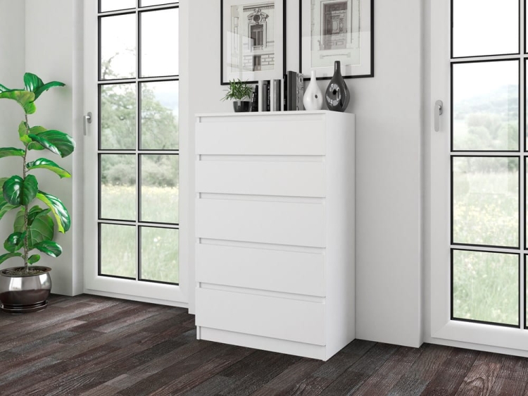 Komoda biała wysoka z szufladami nowoczesna do salonu.