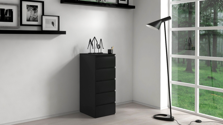 Wąska komoda czarna z szufladami wysoka do małych wnętrz.