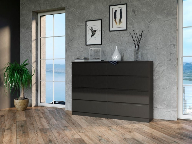 Komoda czarna nowoczesna szeroka z ośmioma szufladami.