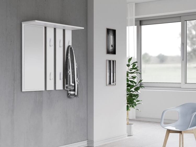 Panel ścienny biały z haczykami do przechowywania odzieży.