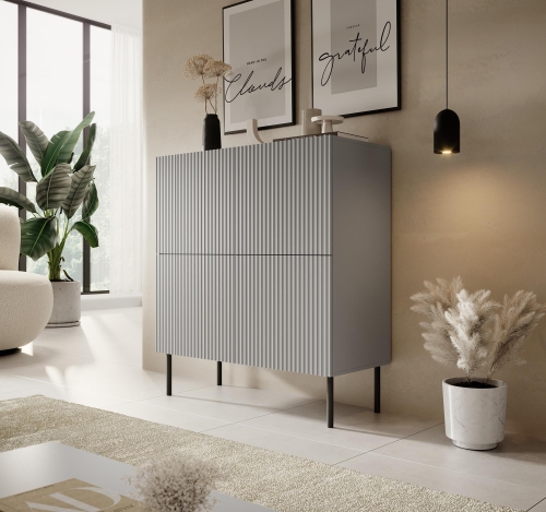 Szara komoda nowoczesna z frezowanymi frontami do salonu.