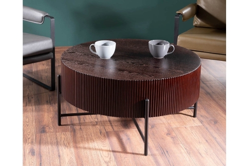 Stolik kawowy drewniany okrągły wyróżnia się ryflowanym wykończeniem i trwałym blatem, który dodaje wnętrzu elegancji i charakteru.