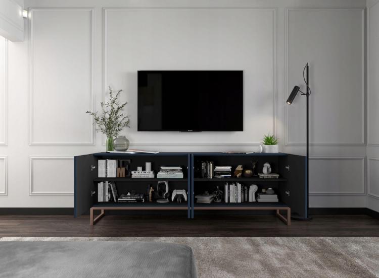 Szafka pod tv granatowa z frezowanymi frontami i półką.
