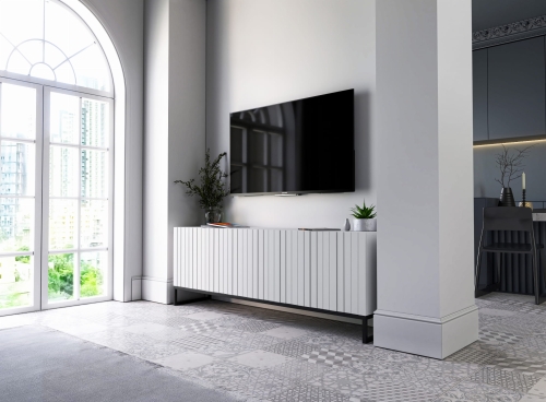 Szafka RTV biała z ryflowanymi frontami i metalowym stelażem.