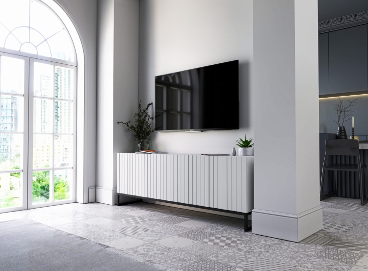 Szafka RTV biała z ryflowanymi frontami i metalowym stelażem.