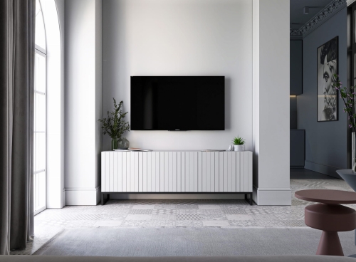 Szafka pod telewizor biała z czterema klapami i półkami wewnętrznymi.