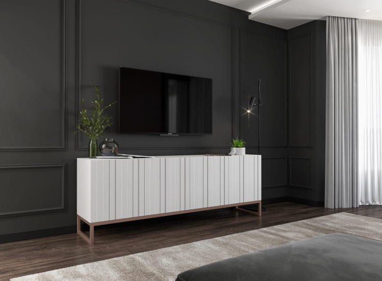 Szafka RTV do salonu biała z ryflowanym wykończeniem i klapami.