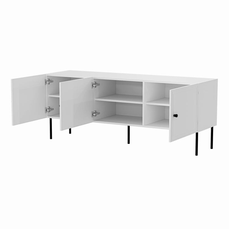 Biała szafka RTV prezentuje minimalistyczną formę wspartą na wysokich metalowych nogach.