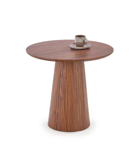 Stolik kawowy orzech GISELA w nowoczesnym salonie, okrągły stolik kawowy fi60 idealny do aranżacji z sofą i dodatkami