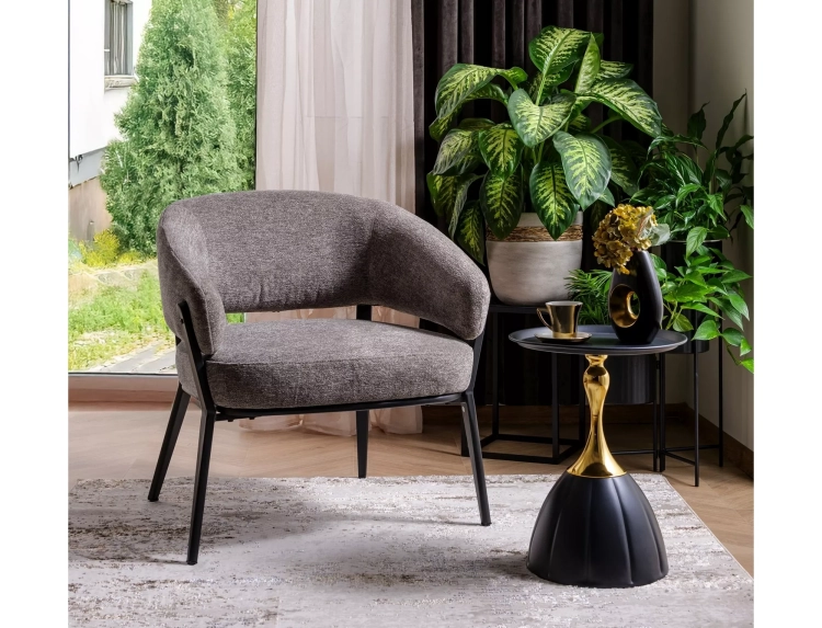 Stolik kawowy czarny złoty wyróżnia się luksusowym wyglądem i solidnym wykonaniem, doskonale pasując do eleganckiego salonu.