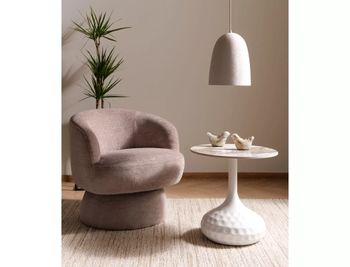 Stolik kawowy marmur biały z eleganckim połyskiem i stabilną metalową podstawą w kolorze białym.