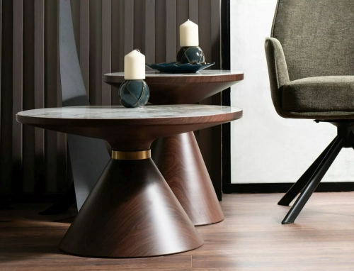 Stolik kawowy marmur biały połysk z solidną metalową podstawą w kolorze brązu i złota.