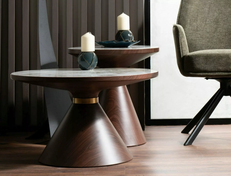 Stolik kawowy marmur biały połysk z solidną metalową podstawą w kolorze brązu i złota.