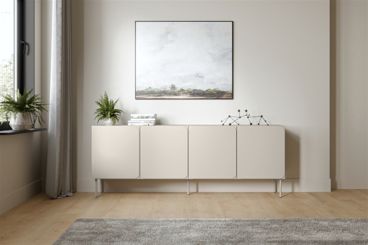 komoda kaszmirowa rafael z matowymi frontami i bezuchwytową formą w jasnym wnętrzu