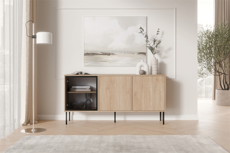 komoda debowa w jasnym dekorze dab cremona ustawiona w salonie