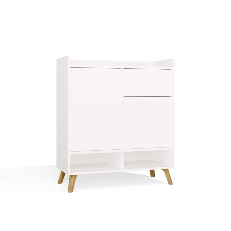 Komoda Biała COLINA na białym tle – komoda do przedpokoju z szufladą, półkami i otwartymi przestrzeniami.