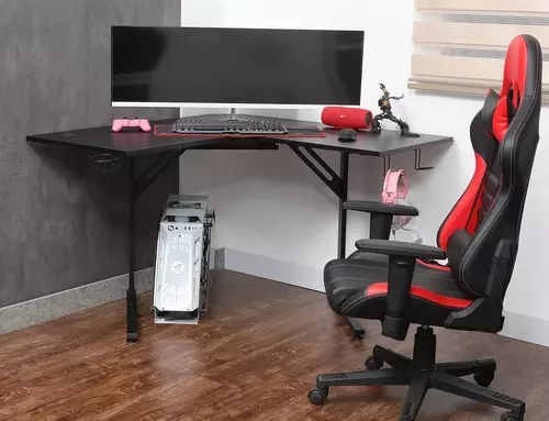 Czarne biurko narożne B-219 w nowoczesnym wnętrzu – przestronne stanowisko pracy z metalową konstrukcją, uchwytem na kubek i słuchawki.