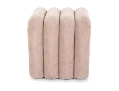 Zbliżenie pufy TICA beżowej – miękka tapicerowana tkanina, eleganckie wykończenie i kompaktowy kształt.