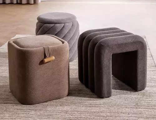 Pufa TICA w kolorze szarym w aranżacji wnętrza – elegancka pufa do siedzenia w minimalistycznym stylu.