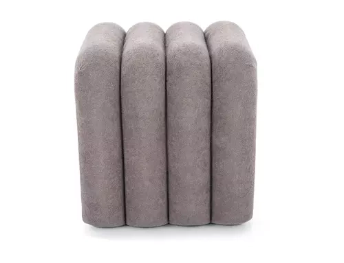 Zbliżenie pufy TICA szarej – tapicerowana tkanina o miękkiej strukturze, detal wykończenia nowoczesnego mebla.