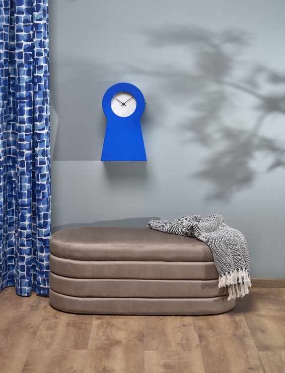 Pufa CALPI beżowa ze schowkiem, tapicerowana tkaniną velvet, stylowa i funkcjonalna. Łączy elegancki wygląd z komfortem i praktycznym zastosowaniem.