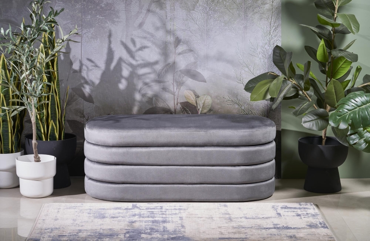 Pufa CALPI szara ze schowkiem, wykonana z miękkiej tkaniny velvet, elegancka i praktyczna. Zapewnia wygodne siedzisko oraz dodatkowe miejsce do przechowywania.