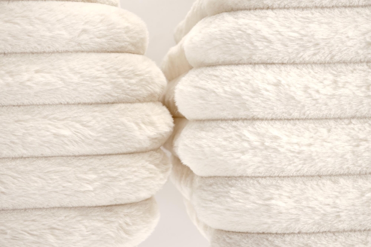 Pufy FIDO w kolorze kremowym, zestaw dwóch sztuk w stylu glamour, ze schowkiem, łączące styl i praktyczność.