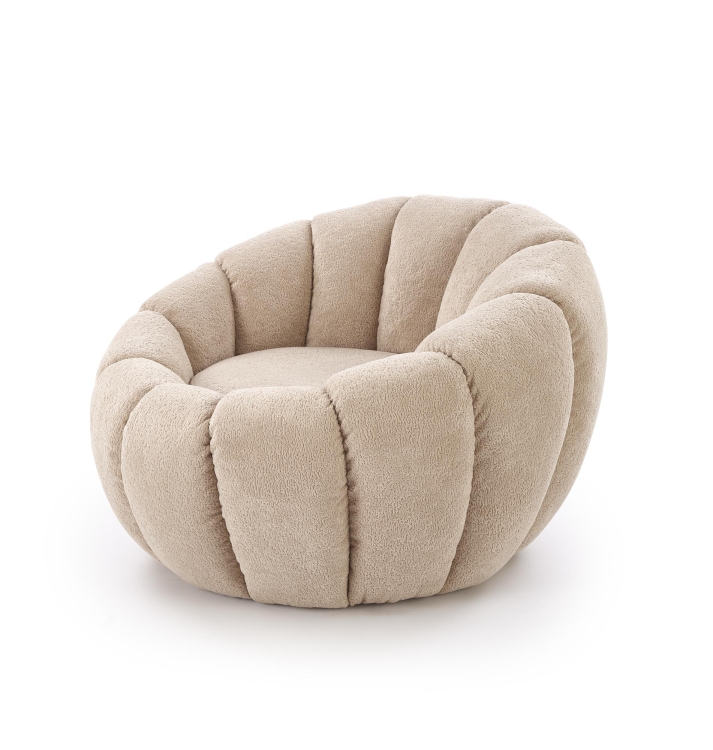 Beżowy fotel GASPAR tapicerowany miękką tkaniną bouclé, w stylu glamour, łączący komfort z luksusowym wyglądem.