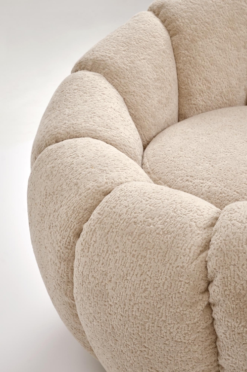 Beżowy fotel GASPAR z tkaniny bouclé w stylu glamour, wygodny i stylowy mebel do salonu lub sypialni.