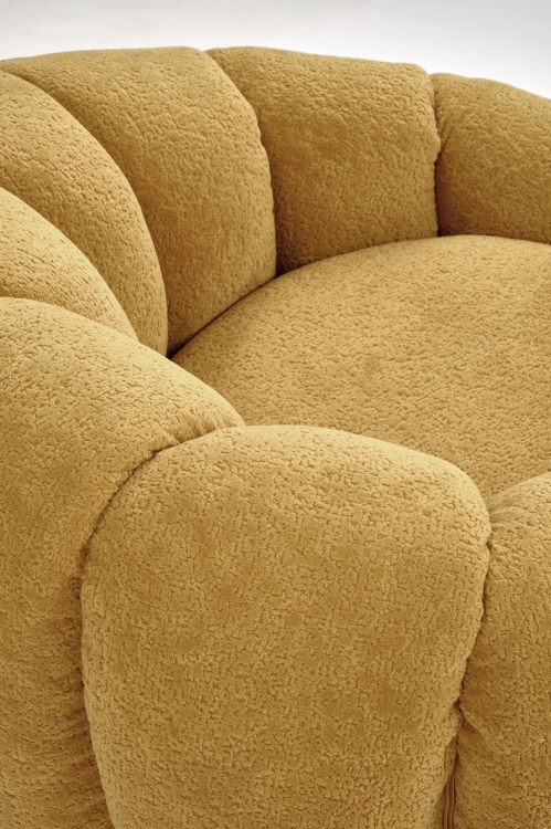 Fotel GASPAR musztardowy z tkaniny bouclé, w stylu glamour, łączący nowoczesny design z wygodnym siedziskiem.