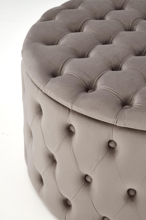 Szara pufa NUNEZ ze schowkiem i pikowanym siedziskiem w stylu glamour, łącząca wygodę z nowoczesnym wyglądem.