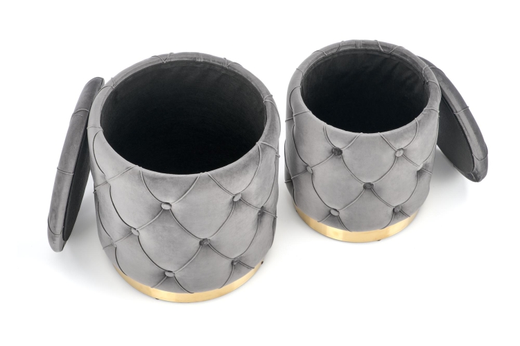 Zestaw 2 puf POLLY szarych pikowanych w stylu glamour, ze schowkiem i złotą obręczą, elegancki i funkcjonalny dodatek do wnętrza.