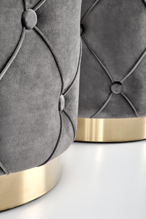 Zestaw dwóch puf POLLY w kolorze szarym, pikowanych, ze złotym wykończeniem i schowkiem, idealny do eleganckiego salonu.