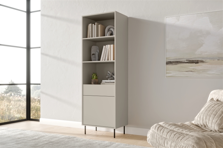 nowoczesny regał na książki w kolorze kaszmir mat, smukła konstrukcja, system push to open, półki i szuflada do salonu