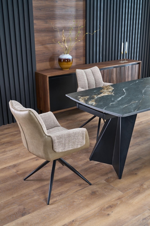 stół do salonu rozkładany czarny marmur spiek na czarnej stalowej podstawie w nowoczesnym wnętrzu